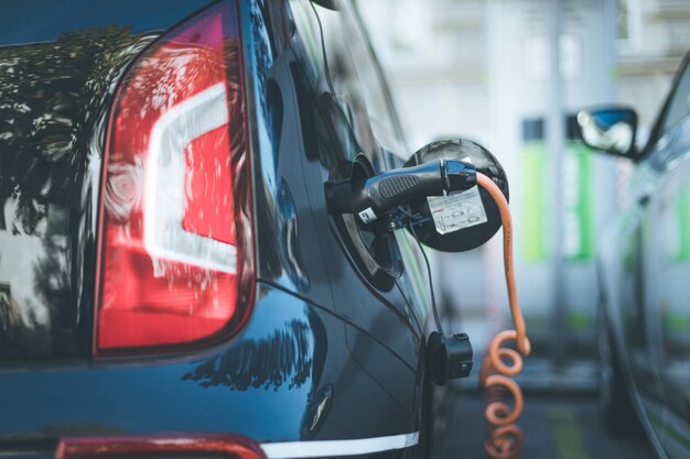 Een elektrische auto opladen met de voedingskabel aangesloten