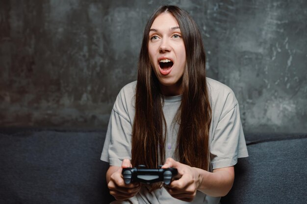 Een emotioneel portret van een jonge vrouw die videogames speelt