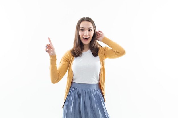 Een emotioneel studioportret van een jonge vrouw Blije brunette op een wit geïsoleerde achtergrond