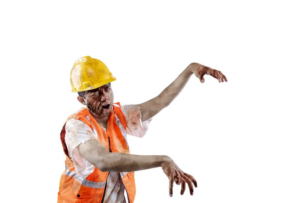 Een enge bouwvakker-zombie met bloed en wonden op zijn lichaam lopen geïsoleerd over een witte achtergrond
