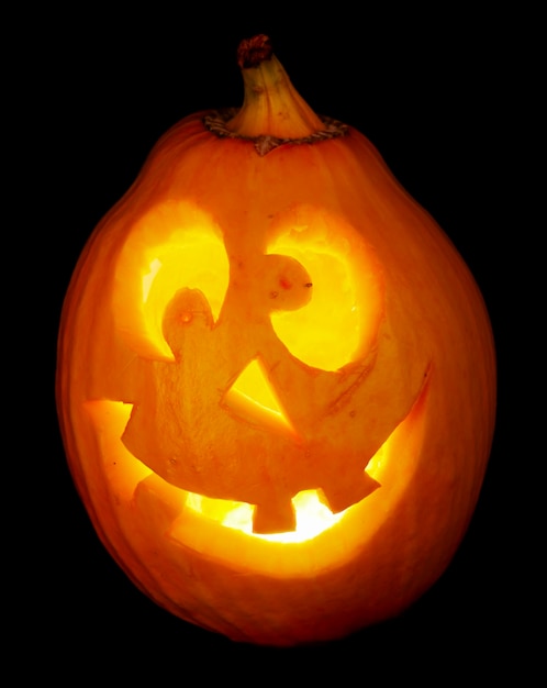 Een enge oude jack-o-lantern op zwarte...