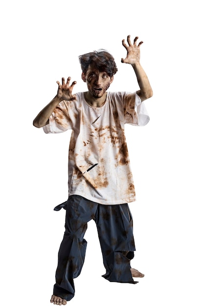 Een enge zombie met bloed en wonden op zijn lichaam lopen geïsoleerd over een witte achtergrond