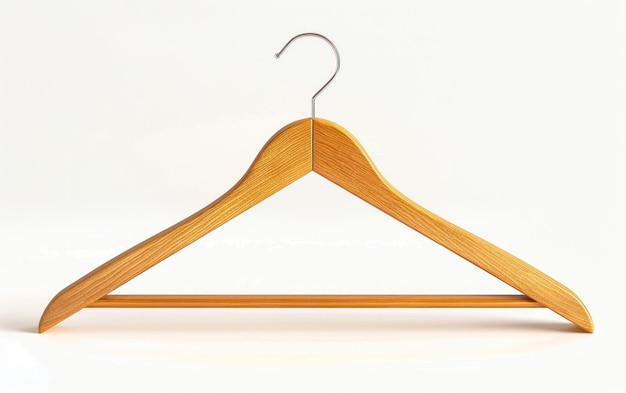 Een enkele elegante houten kledinghanger geïsoleerd op een ongerepte