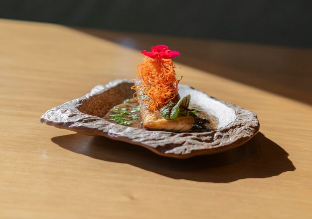 Een enkele portie gegrilde zalm versierd met sinaasappelkorst