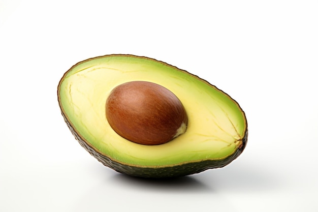 Een enkele verse avocado geïsoleerd op een witte achtergrond