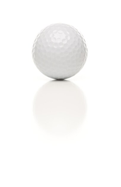 Een enkele witte golfbal op wit
