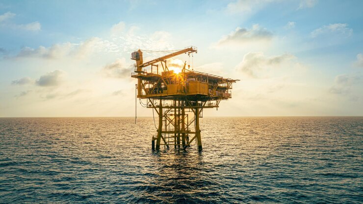 Een enorm geel van offshore olie-rig boorplatform in de golf bij zonsondergang Process platform voor de productie van olie en gas Petroleum productie en exploratie industriële RC8 platform