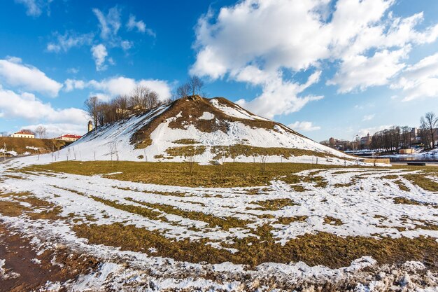 Foto een enorme besneeuwde berg op een zonnige winterdag