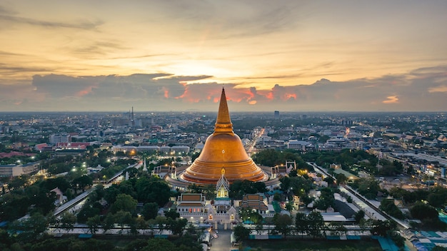 Een enorme gouden pagode gelegen in de zonsondergang gemeenschap van phra pathom chedi nakhon pathom