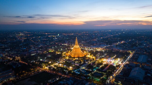 Een enorme gouden pagode Gelegen in de zonsonderganggemeenschap van Phra Pathom Chedi Nakhon Pathom Thailand De meting werd openbaar gemaakt Thailand luchtfoto van een wegrotonde met autokavels Mooie