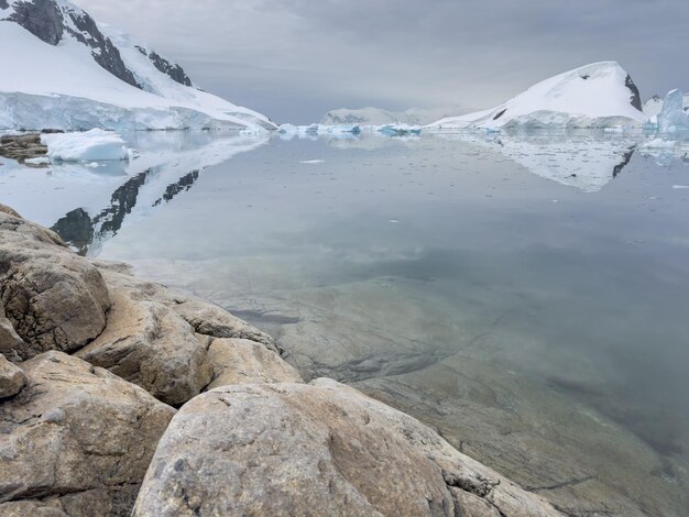 Foto een enorme, hoge gletsjer in de zuidelijke oceaan voor de kust van antarctica.