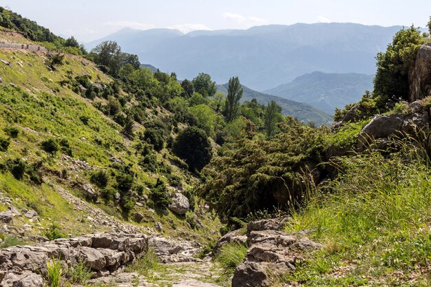 Een enorme majestueuze bergen in de zomer op een zonnige dag regio Tzoumerka Epirus Griekenland