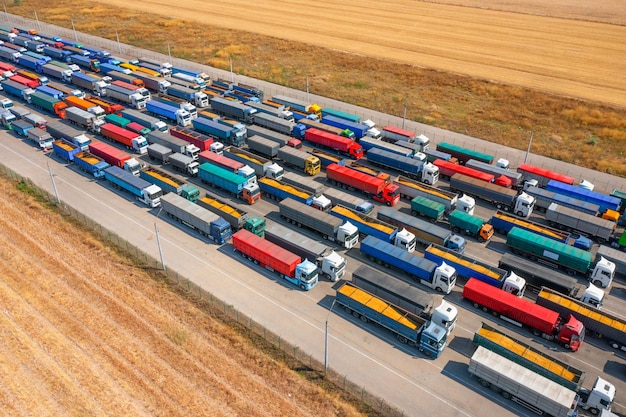 Een enorme rij vrachtwagens bij de haventerminal Drone view