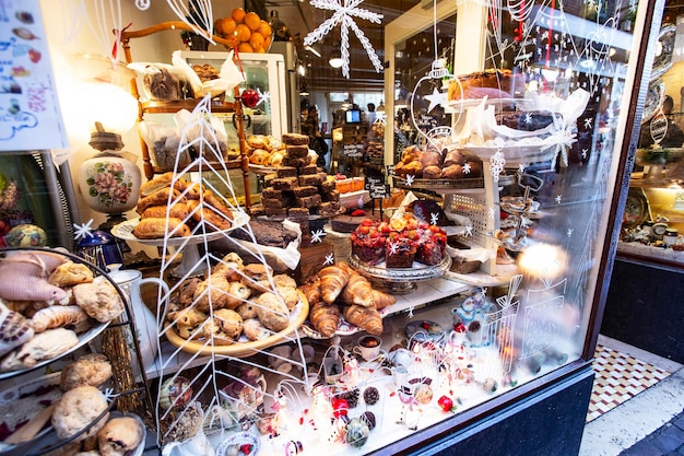 Een etalage met etenswaren en een bord met de tekst "Kerstmis".