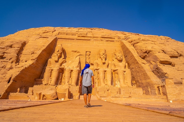 Een Europese toerist die de Abu Simbel-tempel in Zuid-Egypte bezoekt