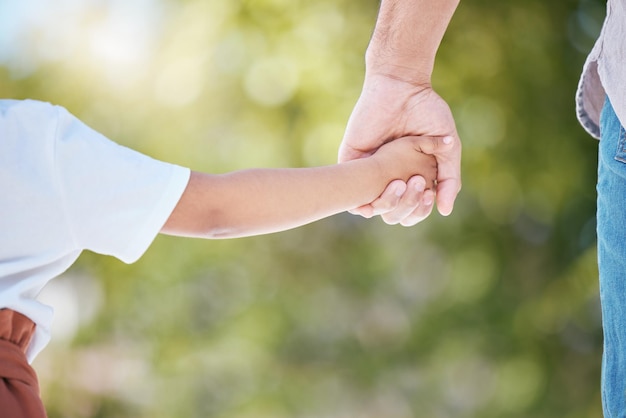 Een familie zijn betekent dat je deel uitmaakt van iets heel moois. bijgesneden opname van een klein meisje dat haar moeders hand vasthoudt terwijl ze naar buiten loopt.