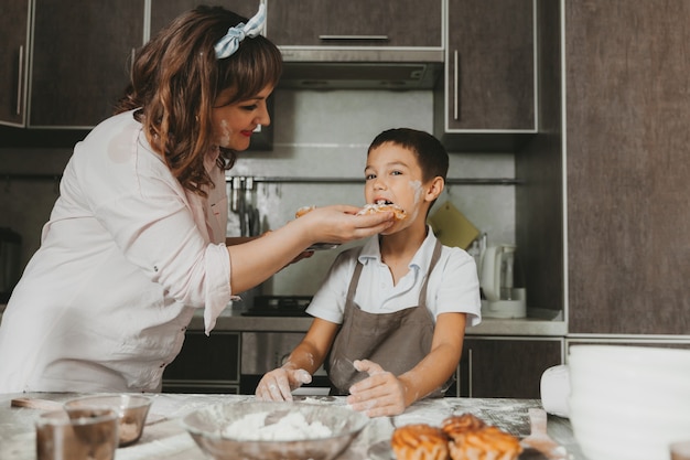 Een familieontbijt bereiden. moeder en kind zoon eten koekjes