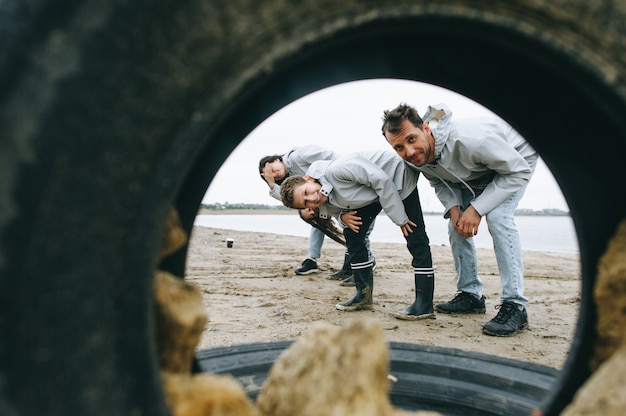 een familieportret door het wiel