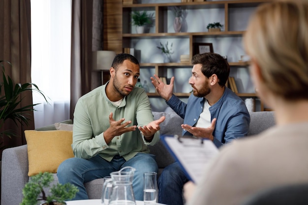 Een familiepsycholoog houdt een sessie in een prachtig kantoor lhbt-stel op afspraak van een psychotherapeut homopsycholoog ondersteuning van de lhbt-gemeenschap bij het bezoeken van een psycholoog