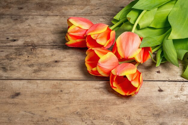 Een feestelijk boeket verse tulpen op een vintage houten tafel