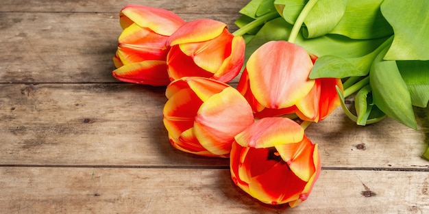 Een feestelijk boeket verse tulpen op een vintage houten tafel