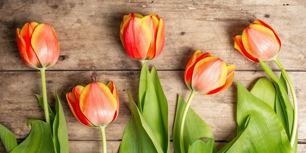 Een feestelijk boeket verse tulpen op een vintage houten tafel