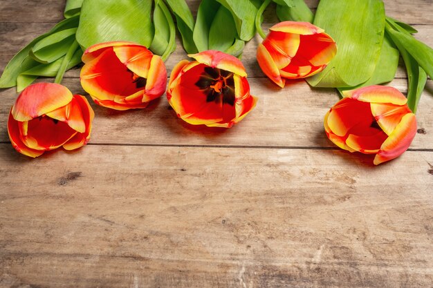 Een feestelijk boeket verse tulpen op een vintage houten tafel