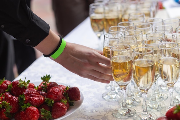 Een feesttafel met wijnglazen en borden met aardbeien