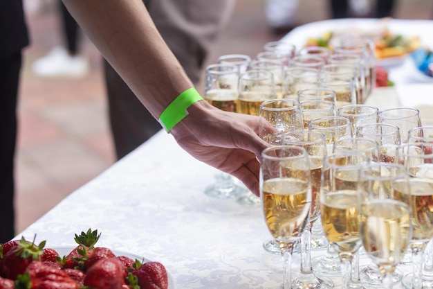 Een feesttafel met wijnglazen en borden met aardbeien