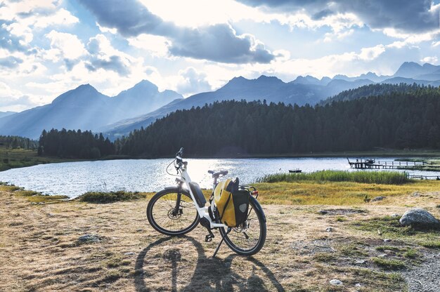 Een fiets in de buurt van een bergmeer