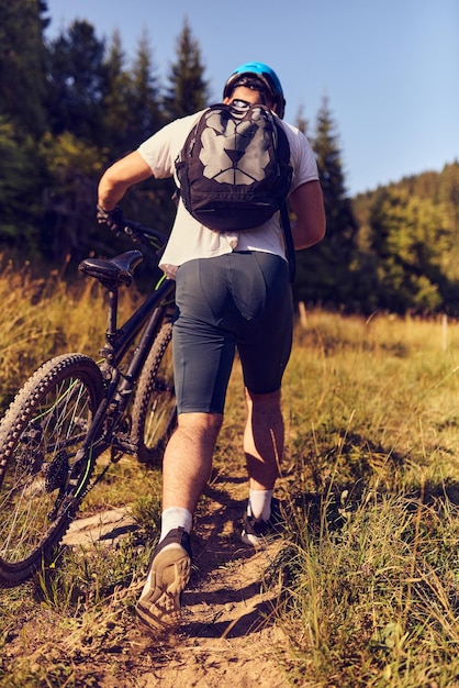 Een fietser fietst op extreme en gevaarlijke boswegen Selectieve focus