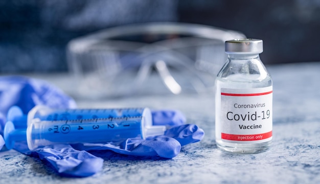 Een flacon met één fles Covid19-vaccin Medisch concept vaccinatie onderhuidse injectiebehandeling Vaccin en injectiespuit