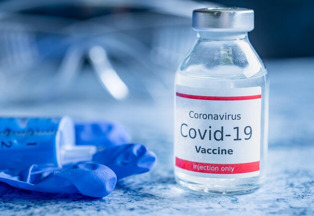 Een flacon met één fles Covid19-vaccin Medisch concept vaccinatie onderhuidse injectiebehandeling Vaccin en injectiespuit