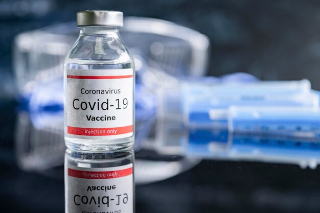 Een flacon met één fles Covid19-vaccin Medisch concept vaccinatie onderhuidse injectiebehandeling Vaccin en injectiespuit