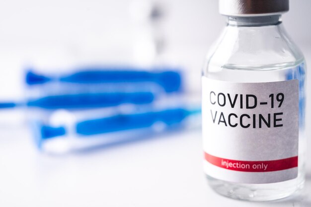 Een flacon met één fles Covid19-vaccin Medisch concept vaccinatie onderhuidse injectiebehandeling Vaccin en injectiespuit