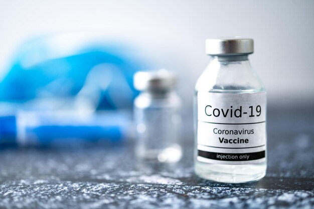 Een flacon met één fles Covid19-vaccin Medisch concept vaccinatie onderhuidse injectiebehandeling Vaccin en injectiespuit