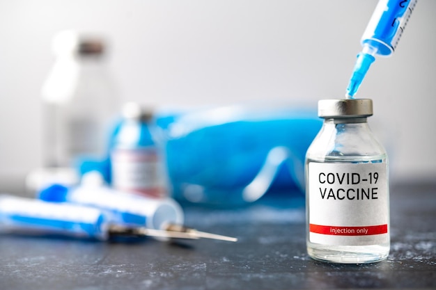 Een flacon met één fles Covid19-vaccin Medisch concept vaccinatie onderhuidse injectiebehandeling Vaccin en injectiespuit