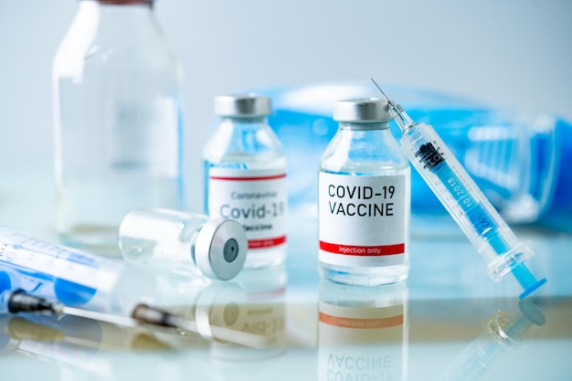 Een flacon met één fles Covid19-vaccin Medisch concept vaccinatie onderhuidse injectiebehandeling Vaccin en injectiespuit