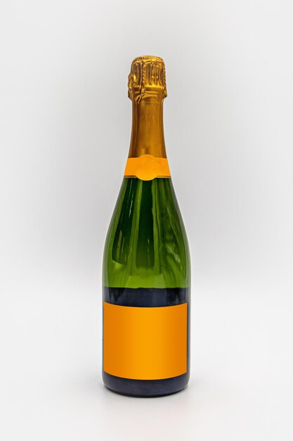 Foto een fles champagne met een gouden label waarop 'champagne' staat.