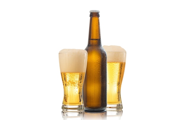 Een fles en twee glazen bier geïsoleerd op een witte achtergrond