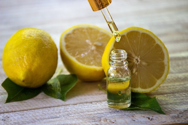 Een fles etherische olie van citroen is een alternatief medicijn.
