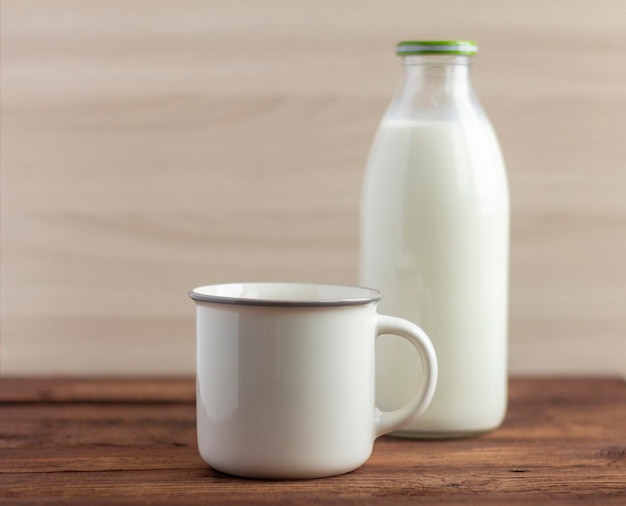 Een fles melk en een mok op een houten tafel.