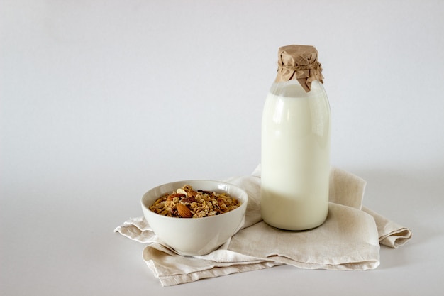 Een fles melk en muesli