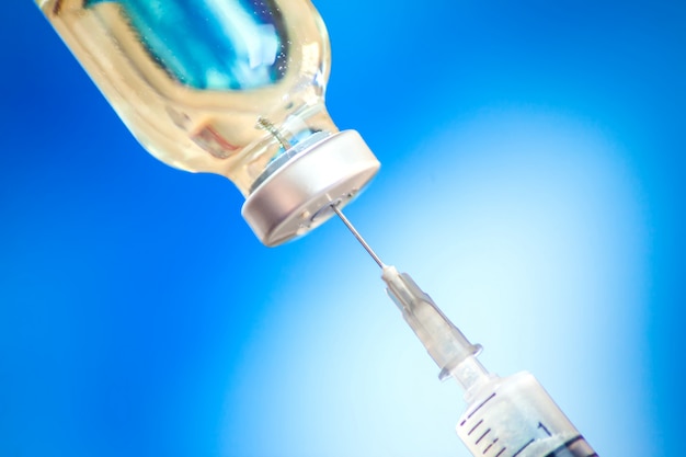 Een fles met vaccin en spuit. Geneeskunde, wetenschap en gezondheidszorg concept