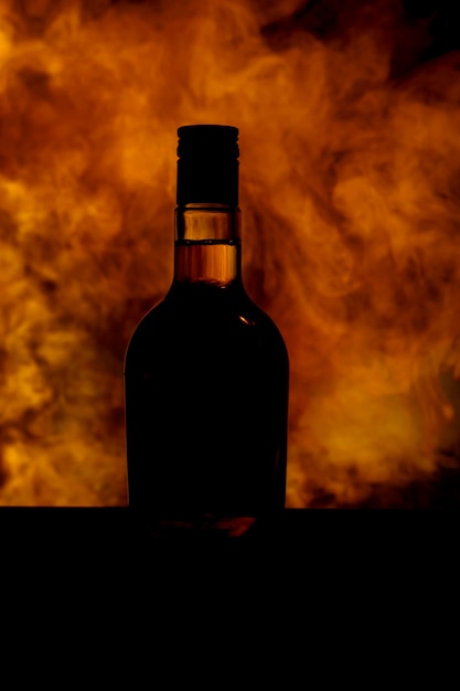 Een fles Schotse whisky gerijpt tegen een achtergrond van gouden rook