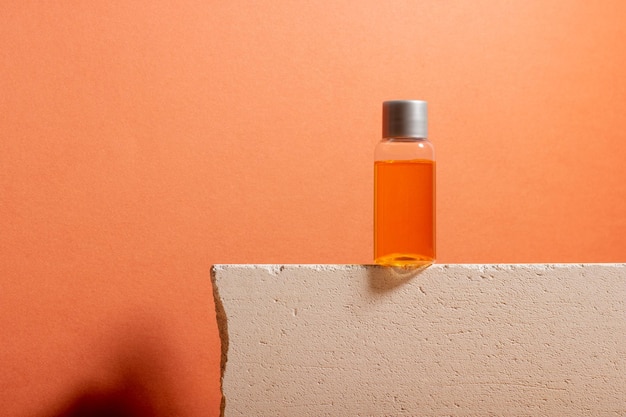 Een fles serum en essentiële cosmetische olie op een podium met schaduwen op de achtergrond Spa-product voor huidverzorging
