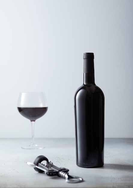 een fles wijn en een glas wijn staan op een tafel