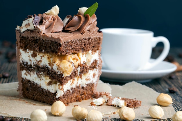 Een fluitje van een cent gemaakt van chocoladebiscuitcrème en karamel met hazelnoten