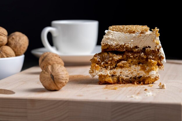 een fluitje van een cent met botercrème en walnoten, een zoet en lekker dessert met walnoten op het bord