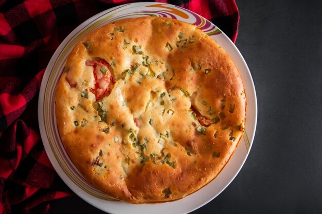 Een fluitje van een cent met kip, kruiden en tomaten op een bord. Zelfgemaakte heerlijk eten voor dieet.